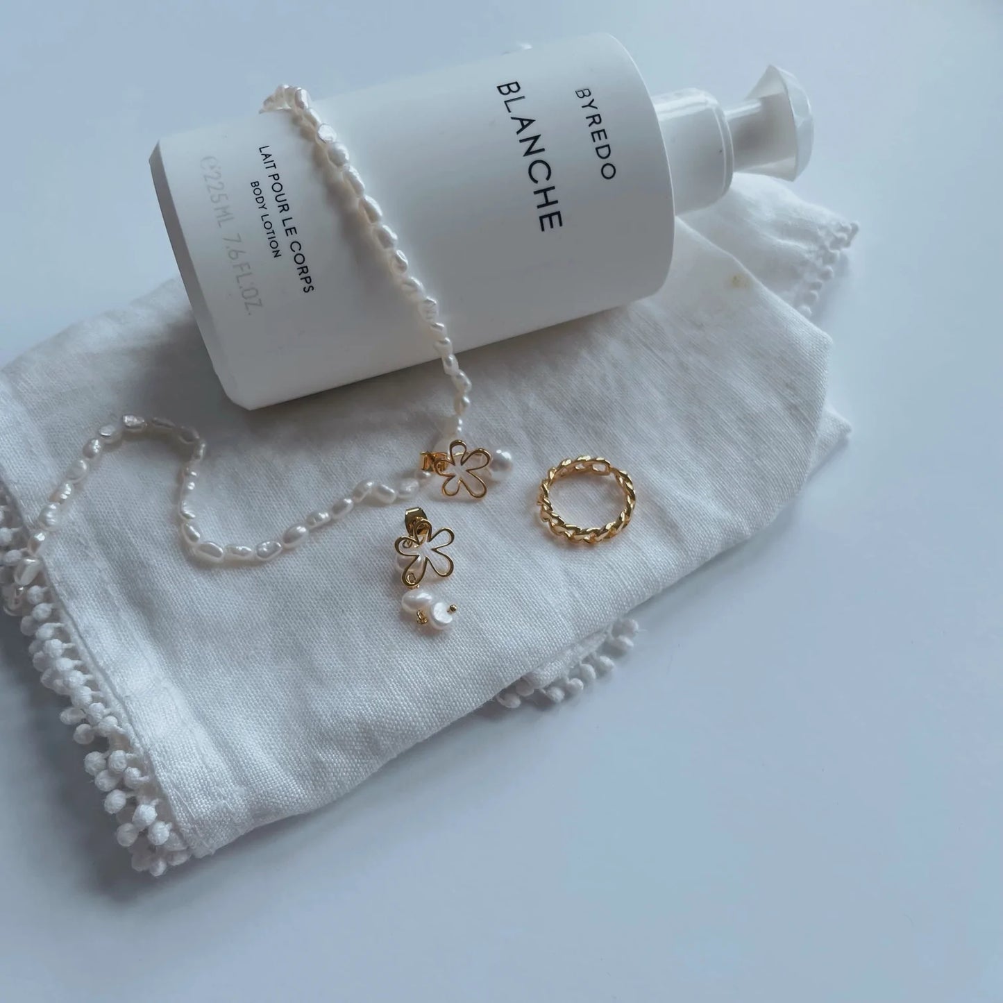 Unbalanced Flower Motif Pearl Earrings