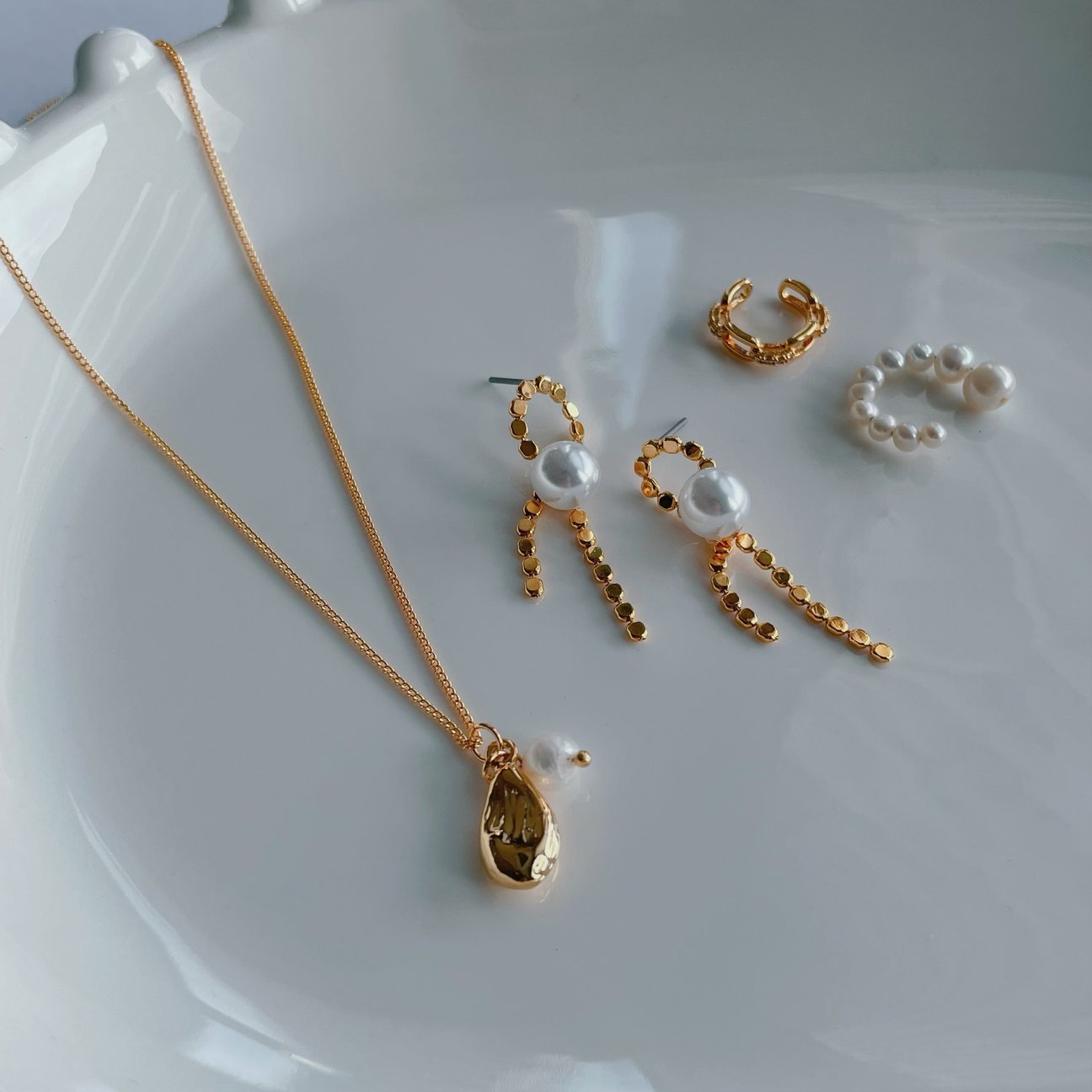 Gold Glitters Pearl Earrings