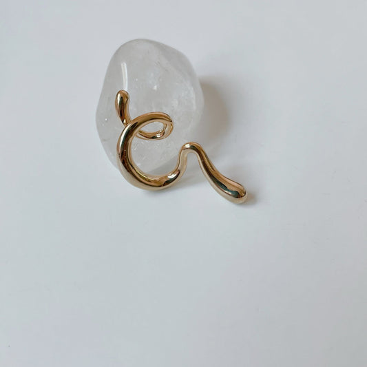 Einzigartige goldene Ohrmanschette